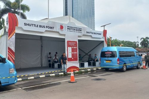Cara Praktis ke IIMS 2026 Saat Musim Hujan, Naik Shuttle Bus Gratis