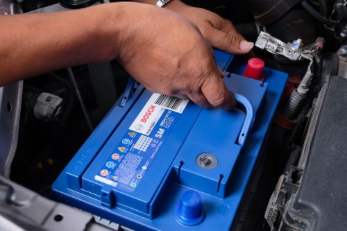 Pemudik Perlu Tahu, Ini Cara Aman Mengganti Aki Mobil