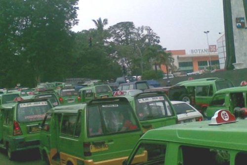 Angkot Tua di Kota Bogor Mulai Dikandangkan