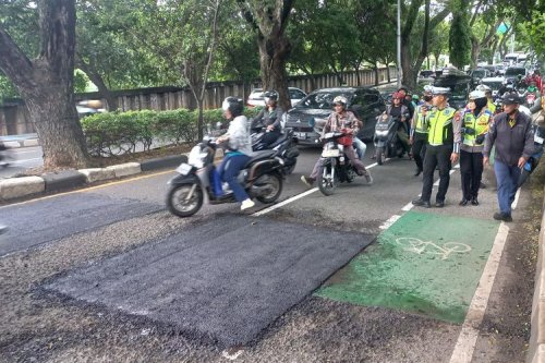 Banyak Pengendara Motor Terjatuh di Jalan Juanda Depok karena Lubang