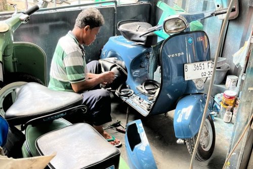 Momen Ariel Noah Dorong Vespa Klasik, Diduga Kehabisan Bensin