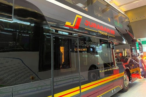 Juragan99 Trans Rilis Bus Bioskop Berjalan di Busworld 2026