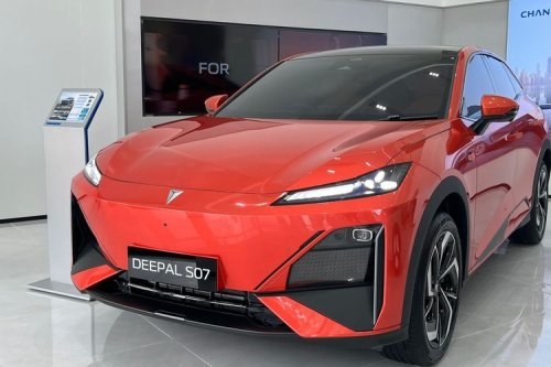 Changan Serahkan Lumin dan Deepal SO7 ke Konsumen Pertama di Indonesia