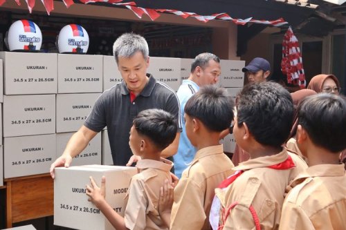 TVS Bagikan 100 Helm SNI ke Siswa SD Karawang
