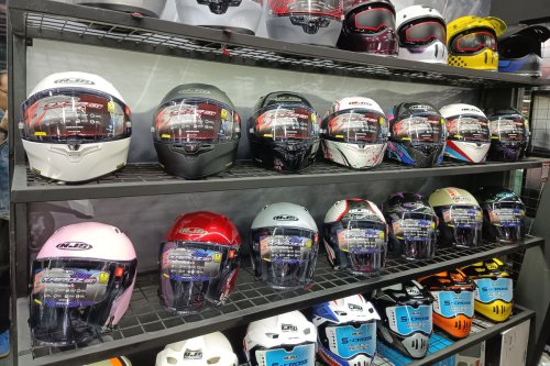 Kaca Helm Tepat Saat Hujan: Visor Bening, Anti-Embun, Anti-Gores