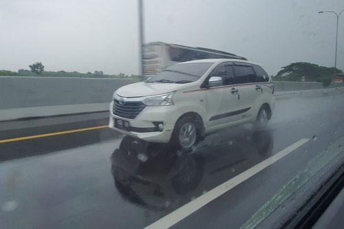 Waspada, Bahaya Aquaplaning Mengintai di Jalan Tergenang