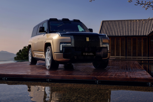 Yangwang U8L, SUV Mewah dengan Logo Berlapis Emas 24 Karat