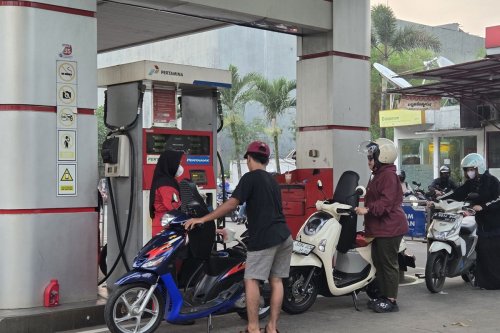 Alasan Keselamatan, Pemotor Mesti Turun Saat Isi Bensin