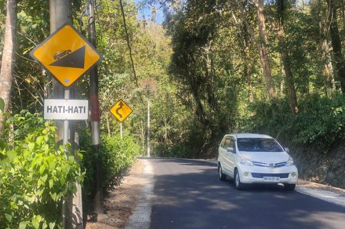 Awas, Kombinasi Jalan Aspal dan Beton Berbahaya Saat Hujan