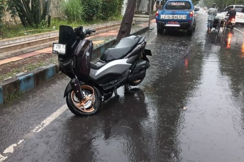 Kebiasaan Pengendara Motor Saat Hujan dan Banjir yang Berbahaya