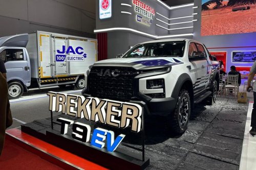 Toyota, Toyota Hilux, Adu Spesifikasi Pikap Listrik: JAC Trekker T9 EV Vs Toyota Hilux EV