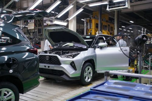 Pendapatan Kelas Menengah Tak Mampu Kejar Kenaikan Harga Mobil