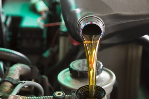 Ganti Oli Mobil, Baiknya Berpatokan pada Waktu atau Jarak Tempuh?