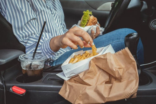 Bolehkah Makan di Dalam Mobil Saat AC Menyala? Ini Faktanya
