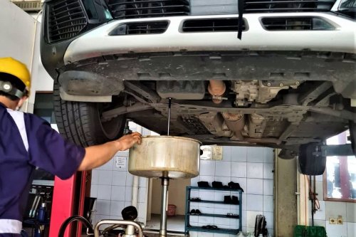 Cara Ganti Oli Mobil Sendiri di Rumah, Simak Langkah-langkahnya