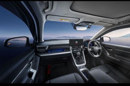 Perbandingan Mitsubishi Destinator vs Innova Zenix: Fitur, Mesin, dan Harga