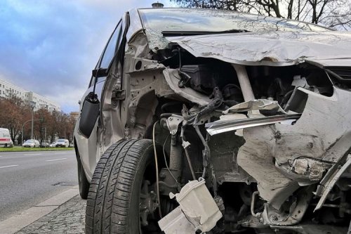 Kronologi Kecelakaan Taksi Tabrak Sepeda Motor di Sudirman