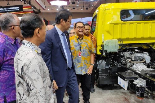 Menkeu Purbaya Kunjungi Mitsubishi Fuso di GIIAS 2026, Soroti Uji B50