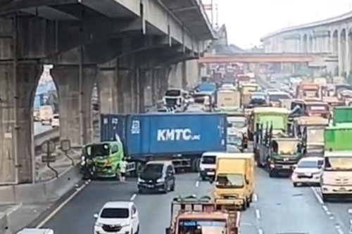 Truk Trailer Tabrak Brio dan Pembatas Tol Japek, Ingat Bahaya Microsleep