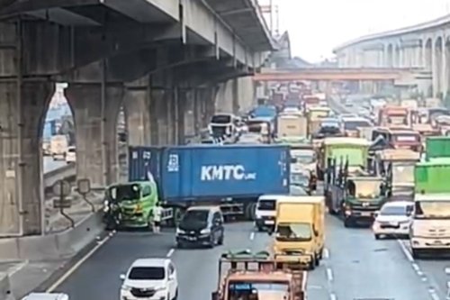 Truk Trailer Tabrak Brio dan Pembatas Tol Japek, Ingat Bahaya Microsleep