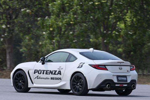 Sensasi Geber Mobil Sport dengan Bridgestone Potenza RE005