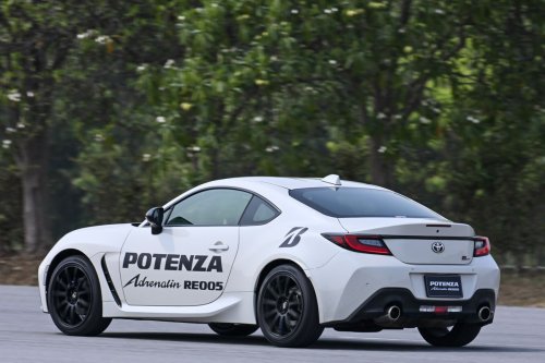 Sensasi Geber Mobil Sport dengan Bridgestone Potenza RE005