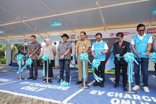 SPKLU Center Pertama di Jakarta Resmi Beroperasi di Cibubur