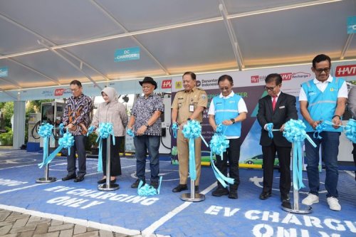 SPKLU Center Pertama di Jakarta Resmi Beroperasi di Cibubur