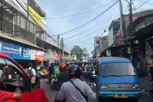 Polisi Tindak Angkot yang Berhenti Sembarangan di Stasiun Citayam