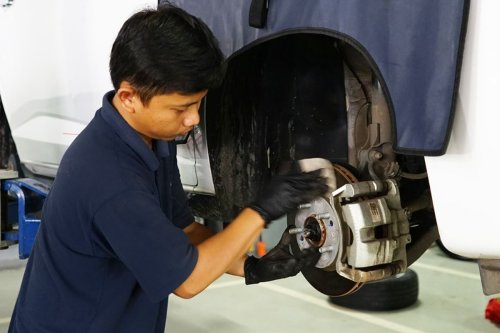 Waspadai Rem Mobil Macet, Kenali Tanda dan Cara Mengatasinya