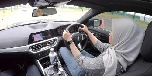 Cara Mengoptimalkan Tenaga Mobil Matik Saat Menyalip di Jalan Raya