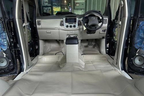 Jangan Tutup Ventilasi Baterai Saat Pasang Karpet Mobil Listrik