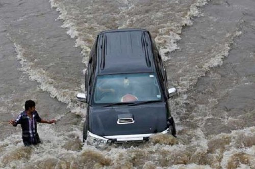 Panduan Penanganan Mobil Usai Terendam Banjir: Wajib Ganti Oli
