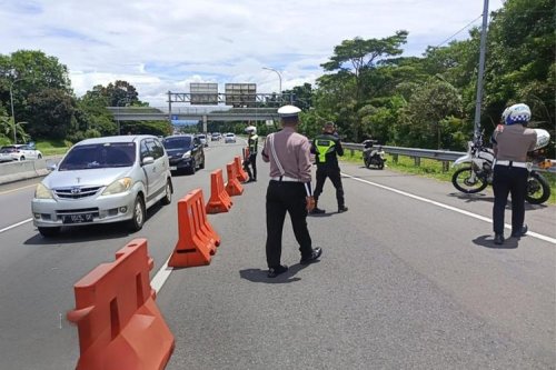 Kecelakaan, Gran Max Habis Dipereteli Warga Tersisa Bodi dan Rangka | Penurunan Arus Mudik Lebaran 2025: Analisis Data dan Penyebabnya | Update Info Jalur Puncak Bogor, One Way dari