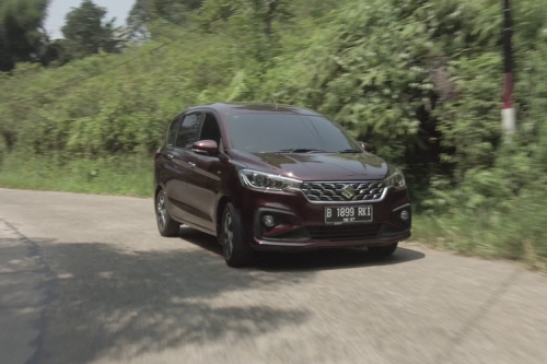 Denza D9 Warna Dark Gold, Biaya Full Tank Ertiga