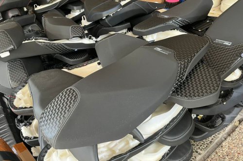 Ini Cara Ampuh Lindungi Jok Motor dari Cakaran Kucing