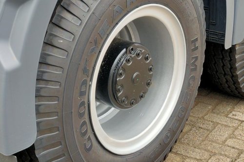 Tekanan Ban Truk 200 Psi: Ancaman Serius Bagi Pengendara Motor