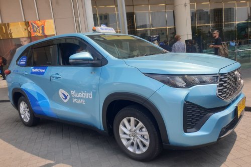 Mencoba Taksi Blue Bird Prime Toyota Innova Zenix Hybrid