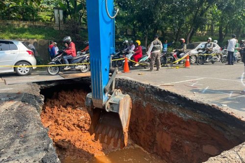 Jalan Raya Lenteng Agung Arah Depok Ambles, Lalu Lintas Macet Parah