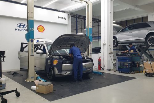 Mobil Listrik dan Hybrid: Lebih Aman di Turunan?