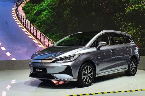 Biaya Kepemilikan BYD M6 vs Veloz Hybrid: kalau Kena Pajak EV