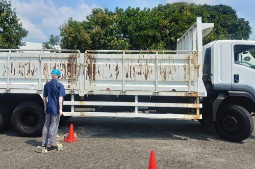 Belajar Mengemudi Truk Panjang 12 Meter: Penting Memahami Blind Spot
