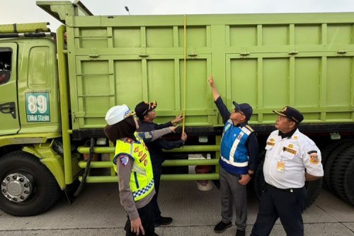 Bahu Jalan Tol Bukan Tempat Parkir Truk, Ini Aturannya
