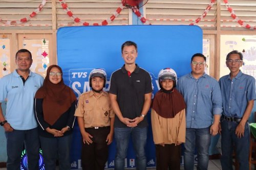 TVS Bagikan 100 Helm SNI ke Siswa SD Karawang