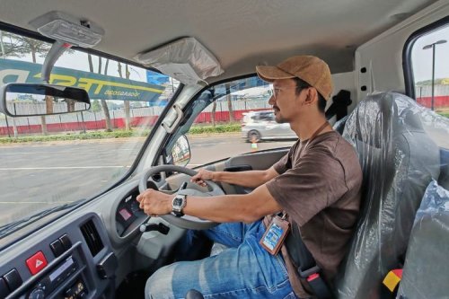 Review Isuzu Traga AC: Sensasi Kabin Sejuk &amp; Telematika Unggul