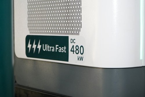 Sering Fast Charging? Ini Efeknya pada SOH Baterai Mobil Listrik
