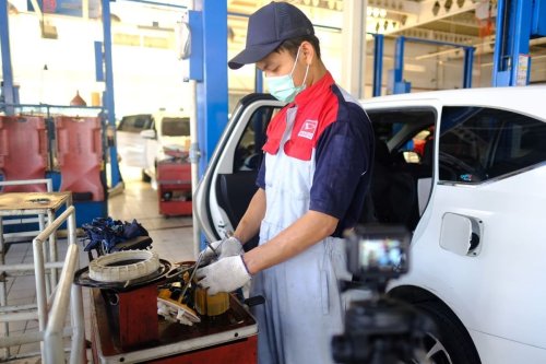 Salah Kaprah Waktu Ganti Oli Mobil di Tengah Perjalanan Mudik