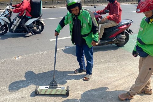 Kisah Usmanto, Ojol yang Jadi Relawan Pemburu Ranjau Paku di Ibu Kota