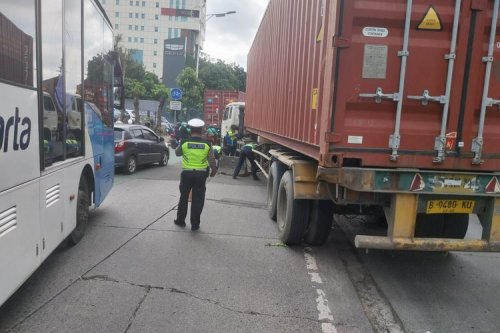 Alasan Pintu Belakang Truk Kontainer Suka Terbuka