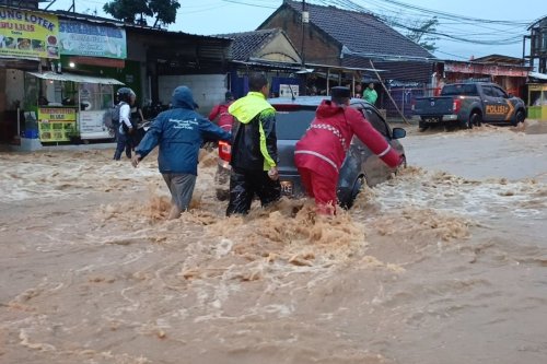 Perbedaan Kerusakan Mobil Terjebak Banjir Saat Mesin Mati dan Hidup